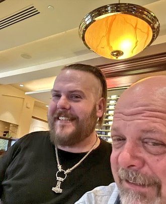 Murió el hijo de Rick Harrison, el famoso presentador de ‘El precio de la historia’ Este sábado se conoció la muerte de Adam Harrison, hijo del reconocido Rick Harrison. Esta sería la causa de su fallecimiento.