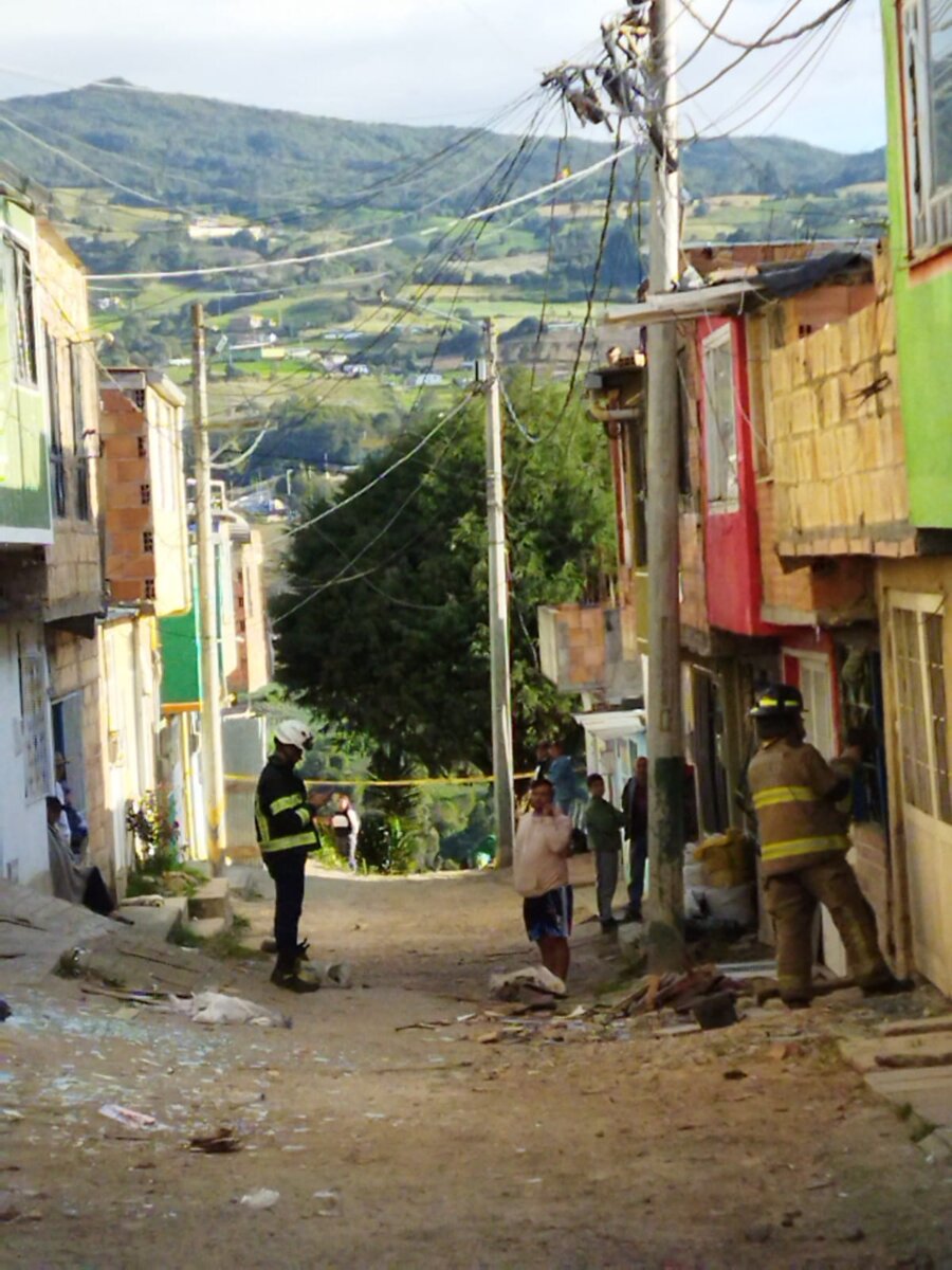 Nueve viviendas afectadas tras explosión de granada en Usme 1 Nueve viviendas afectadas tras explosión de granada en Usme En horas de la tarde de este 10 de enero, se registró un ataque con artefacto explosivo en la localidad de Usme, el cual dejó nueve viviendas afectadas. Esta es la hipótesis que manejan las autoridades.