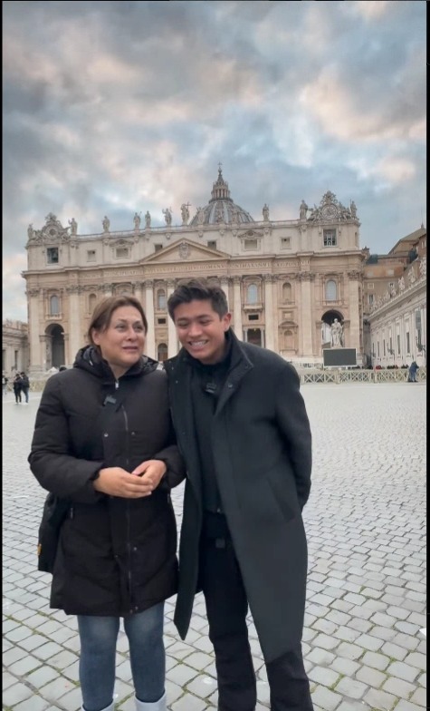Nuevo escándalo de Alina Lozano y Jim Velásquez en Italia 1 Nuevo escándalo de Alina Lozano y Jim Velásquez en Italia La actriz Alina Lozano y su esoso, Jim Velásquez, causaron polémica en las redes sociales por su viaje a Roma (Italia). Su comportamiento, incluyendo bailes provocativos y actitudes consideradas irrespetuosas, generó críticas y comentarios negativos.