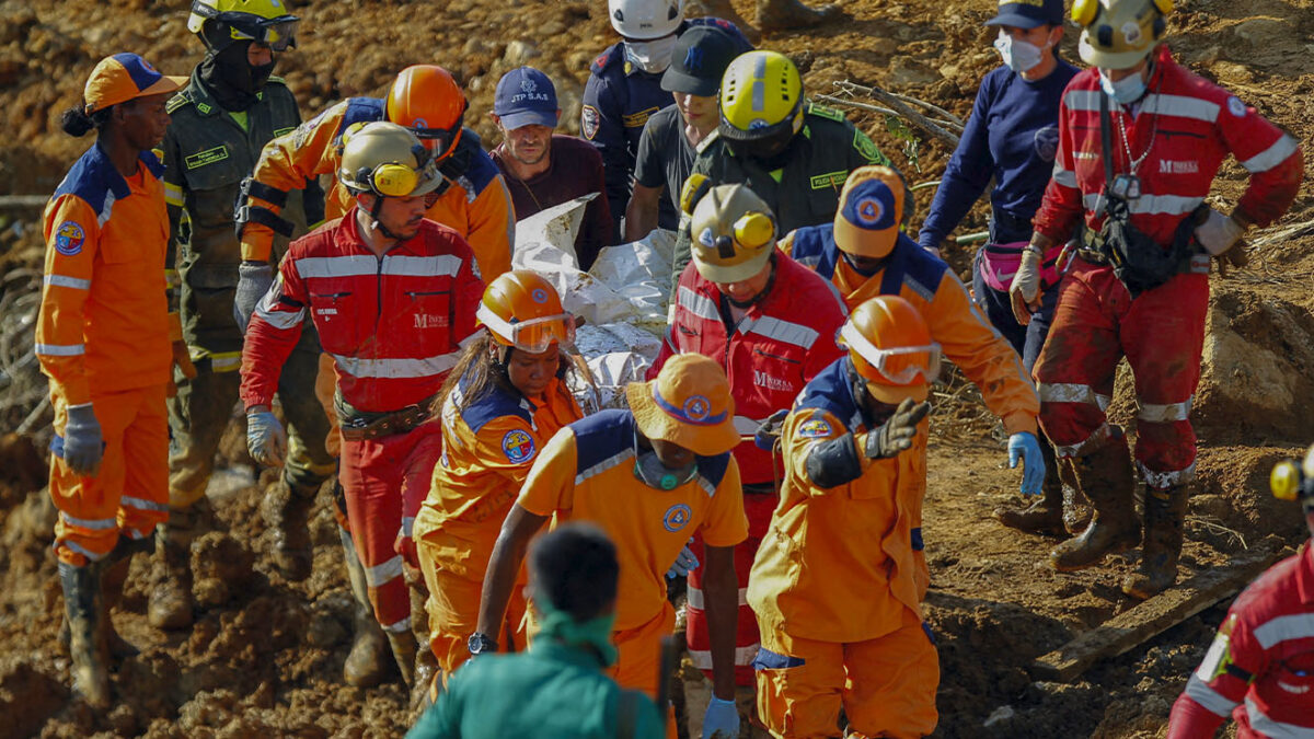 Número de muertos por tragedia en Chocó aumenta a 38 5 Número de muertos por tragedia en Chocó aumenta a 38 A 38 aumentó la cifra de víctimas mortales de la tragedia en el vía que de Quibdó conduce a Medellín y que enlutó al país este fin de semana, luego que la Gobernación del Chocó informara este lunes el hallazgo de dos cuerpos, durante las labores de búsqueda y rescate.