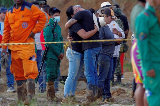 Número de muertos por tragedia en Chocó aumenta a 38 A 38 aumentó la cifra de víctimas mortales de la tragedia en el vía que de Quibdó conduce a Medellín y que enlutó al país este fin de semana, luego que la Gobernación del Chocó informara este lunes el hallazgo de dos cuerpos, durante las labores de búsqueda y rescate.