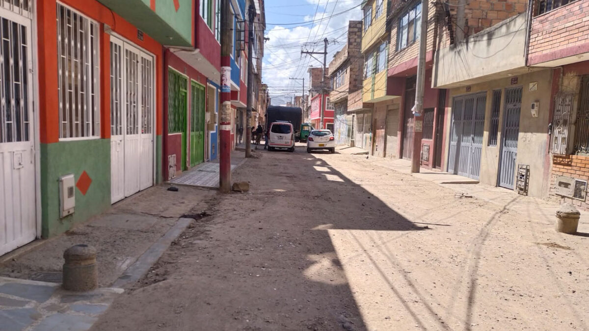 Persiguen a joven en bicitaxi para robarlo y lo asesinan en Soacha Este nuevo hecho violento en Soacha cobró la vida de un adolescente de 17 años, mientras que dos muchachos que iban junto a la víctima permanecen en delicado estado en un centro médico de Bosa.