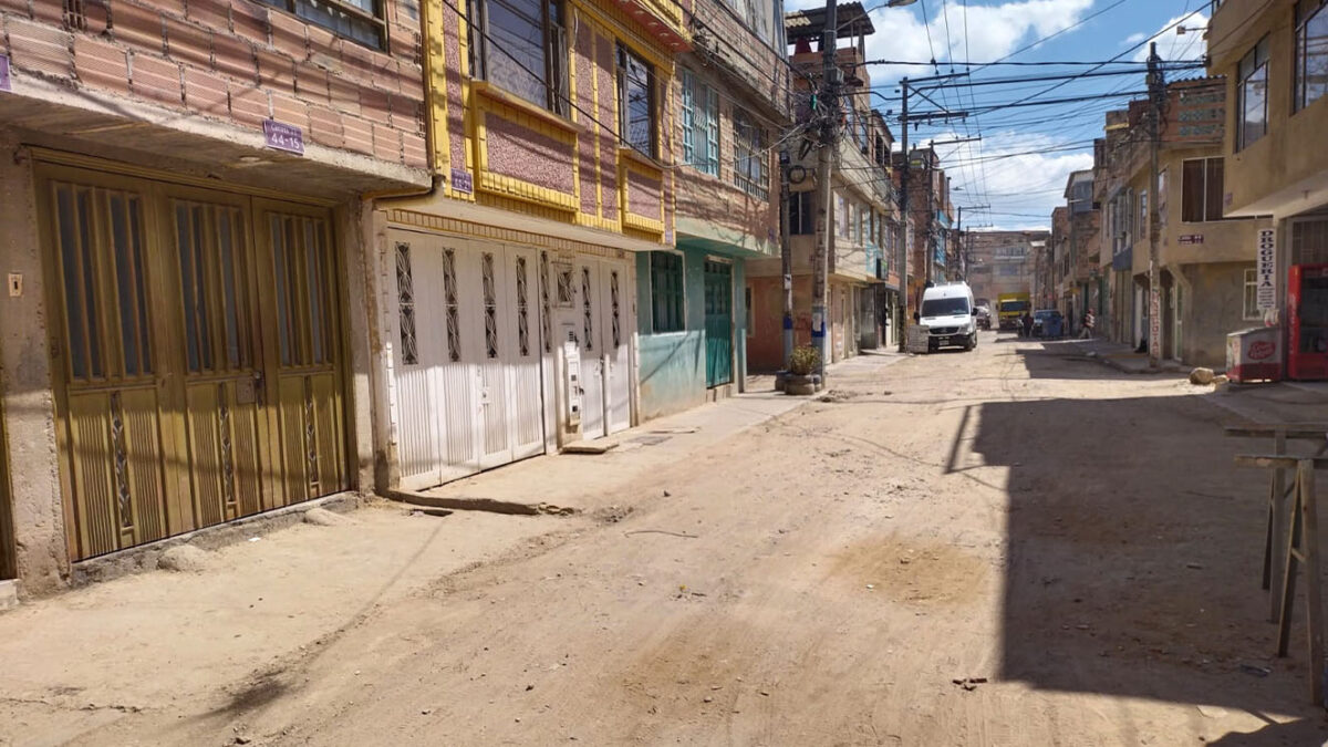 Persiguen a joven en bicitaxi para robarlo y lo asesinan en Soacha 8 Persiguen a joven en bicitaxi para robarlo y lo asesinan en Soacha Este nuevo hecho violento en Soacha cobró la vida de un adolescente de 17 años, mientras que dos muchachos que iban junto a la víctima permanecen en delicado estado en un centro médico de Bosa.