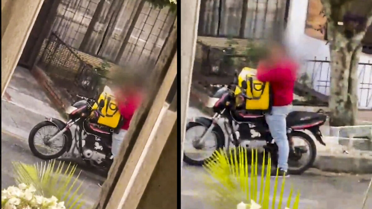 Pillan a domiciliario probando la comida antes de entregarla Por medio de redes sociales se conoció un insólito video que deja ver el momento en el que un domiciliario prueba la comida que, al parecer, entregaría a clientes.