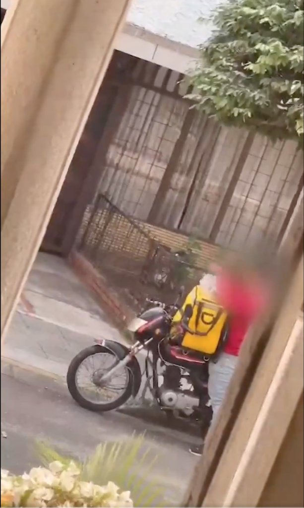 Pillan a domiciliario probando la comida antes de entregarla Por medio de redes sociales se conoció un insólito video que deja ver el momento en el que un domiciliario prueba la comida que, al parecer, entregaría a clientes.