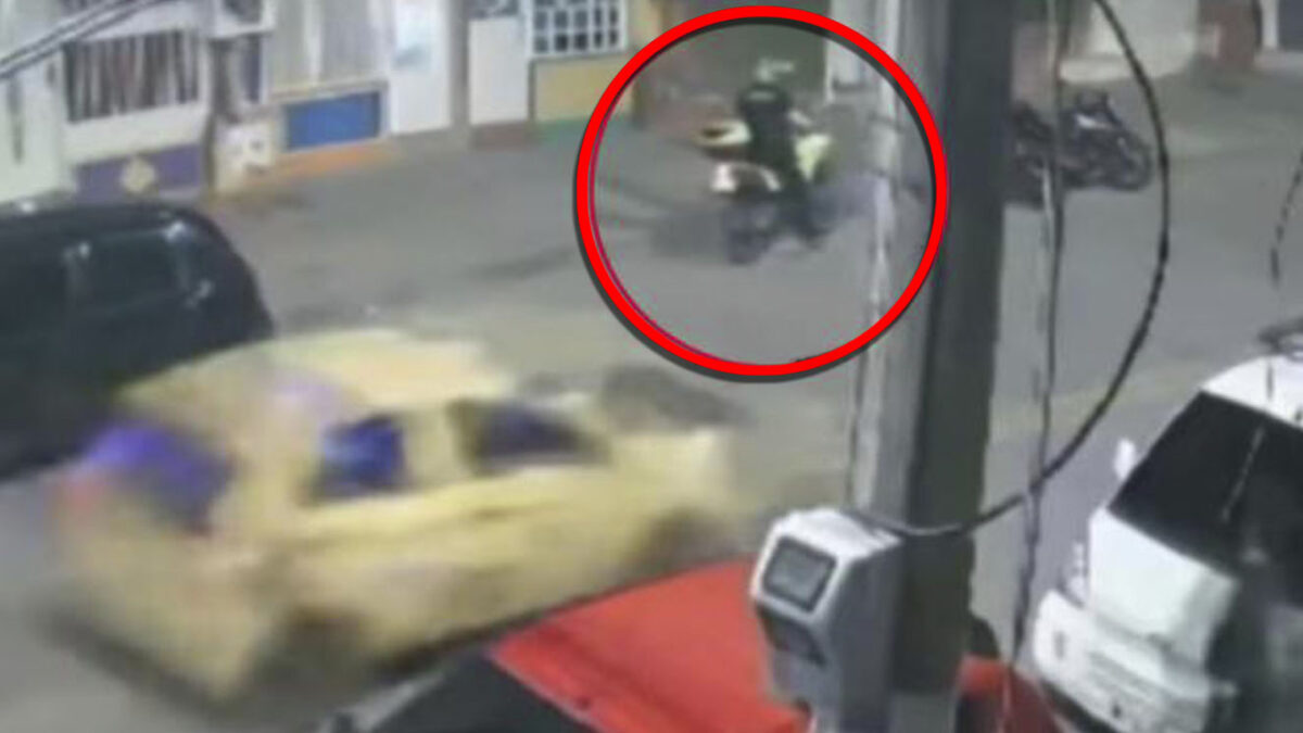 Policía en presunto estado de embriaguez se cayó de su moto y agredió a quienes lo auxiliaron 6 Policía en presunto estado de embriaguez se cayó de su moto y agredió a quienes lo auxiliaron Habitantes del barrio Marruecos, en la localidad de Rafael Uribe Uribe, denunciaron un violento acto cometido, al parecer, por un policía en estado de embriaguez.