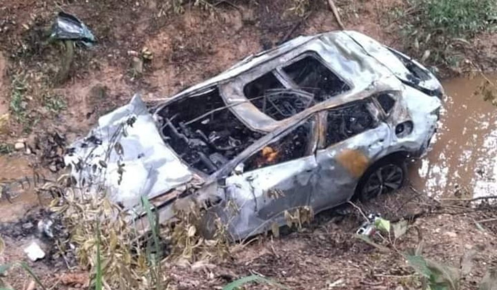 Trágico accidente en Melgar dejó cinco muertos La noche de este domingo 31 de diciembre se registró un fatal accidente de tránsito en el municipio de Melgar (Tolima), en la vía que conduce a Carmen de Apicalá, donde un vehículo particular resultó cayendo a un abismo y luego se prendió en llamas.