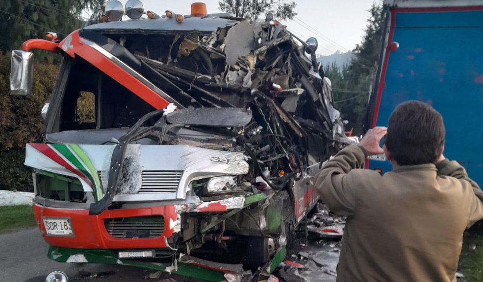 Grave accidente entre bus y camión en Subachoque 5 Grave accidente entre bus y camión en Subachoque La tarde de este martes se registró un fuerte accidente de tránsito entre un bus de servicio público adscrito a la empresa Santa Fe y un camión que transportaba gaseosas, en el sector Puente Piedra, en jurisdicción de Subachoque.