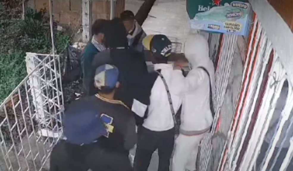 Seis sujetos golpearon y apuñalaron a un joven por robarlo en Usme 10 Seis sujetos golpearon y apuñalaron a un joven por robarlo en Usme En una cámara de vigilancia quedó registrado el violento atraco del que un joven fue víctima cuando llegaba a su casa en Usme. Los bandidos lo golpearon y apuñalaron.