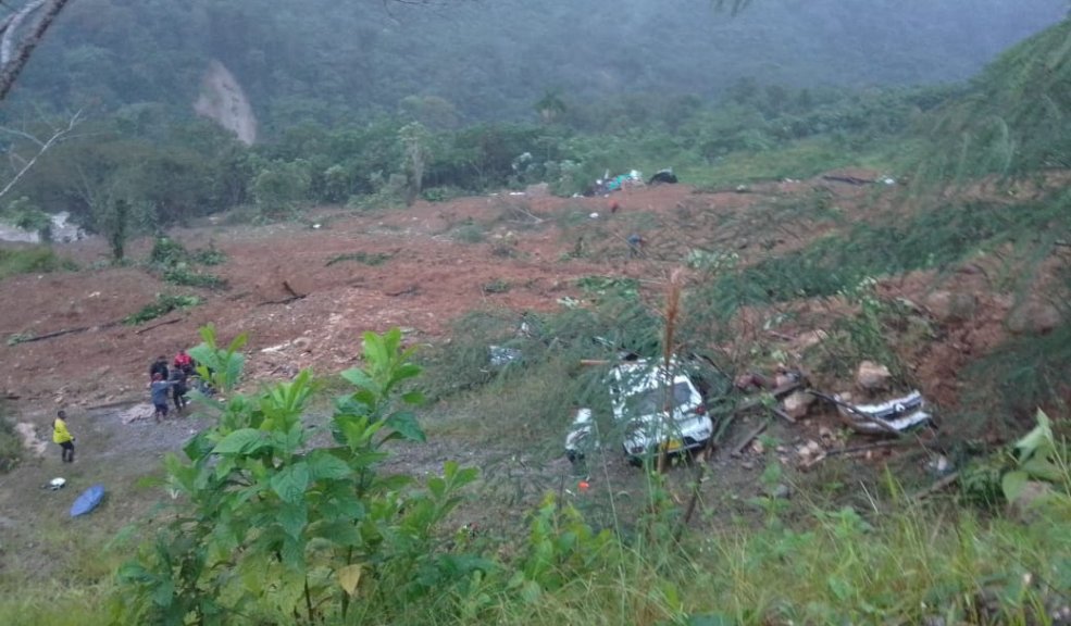 Emergencia en Chocó deja al menos 18 muertos Una grave emergencia se presentó en las últimas horas en la vía Medellín - Quibdó a causa de un derrumbe que sepultó varios carros y personas que se trasladaban por el lugar. Se habla hasta el momento del al menos 18 personas muertas y 35 heridas.