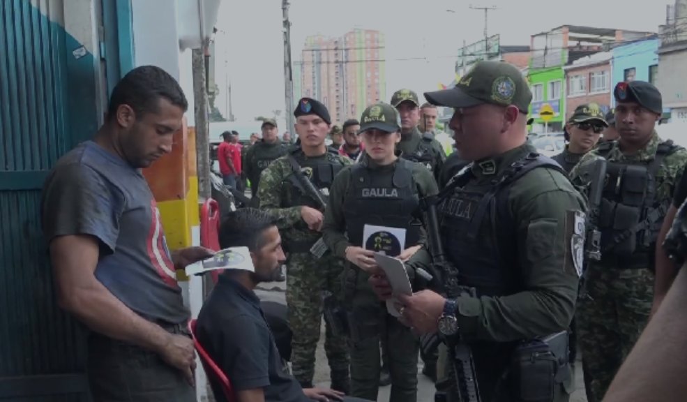 Autoridades acompañan a comerciantes víctimas de extorsión En una acción coordinada entre la Policía, el Ejército Nacional, el respaldo de la Alcaldía de Bogotá y Secretaría de Seguridad, se llevó a cabo un operativo en el sector del 7 de Agosto, con el objetivo de fortalecer la seguridad en esta zona y combatir la extorsión.