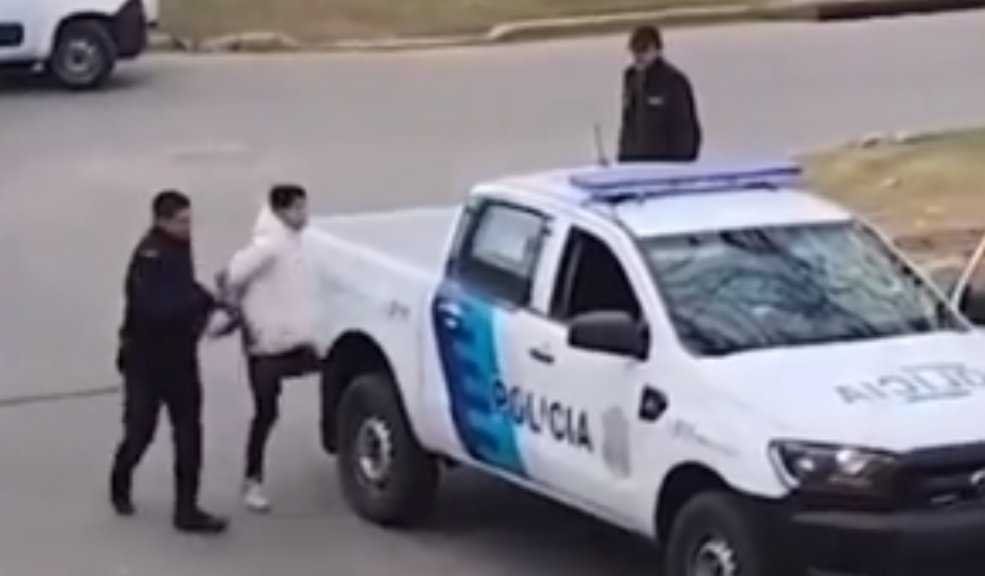 Ladrón perdió la prótesis de su pierna en pleno robo En un video que se ha viralizado en las últimas horas en las redes sociales quedó registrado el momento en el que un ladrón perdió la prótesis de una de sus piernas, después de que su cómplice robara a una mujer y lo abandonara.