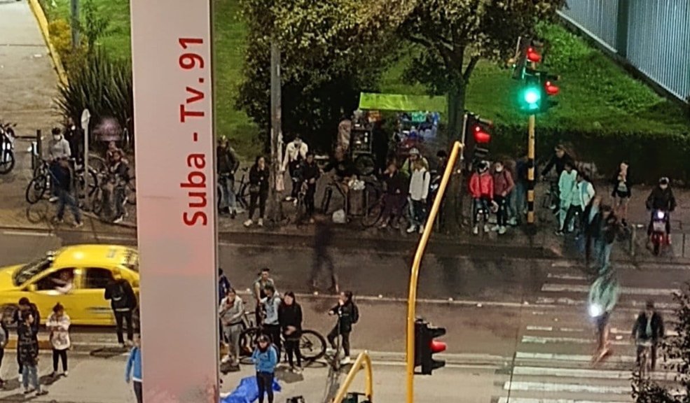 Accidente entre ciclista y peatón deja un muerto en la Av. Suba La noche de este lunes se presentó un grave accidente de tránsito entre un ciclista y un peatón que dejó a una persona muerta. Los hechos ocurrieron en la Av. Suba con carrera 94, sentido oriente- occidente.