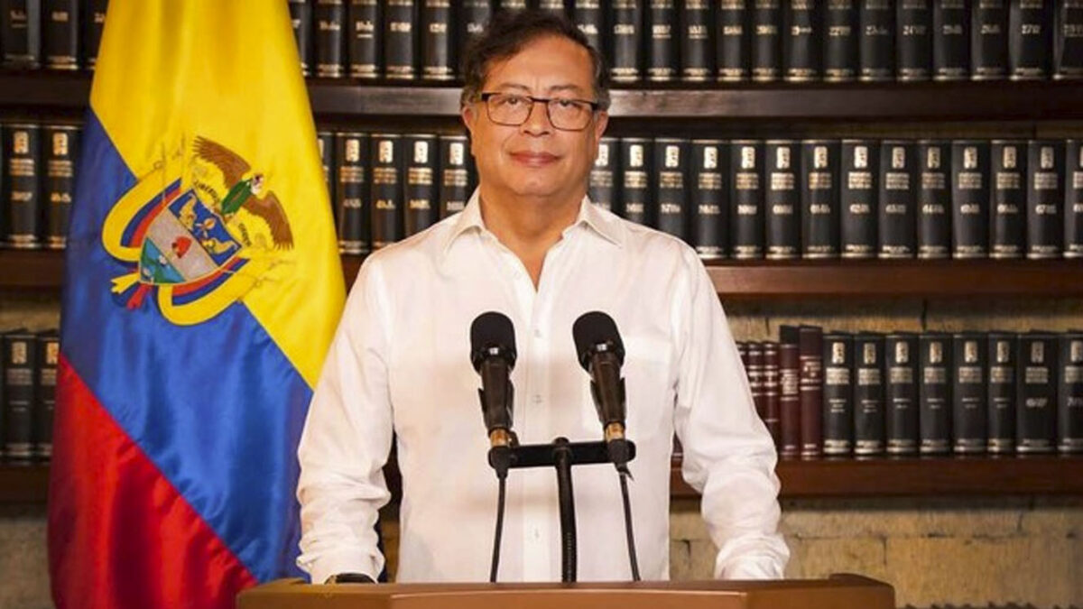 Presidente Gustavo Petro se reunirá con el papa 1 Presidente Gustavo Petro se reunirá con el papa Con un corto mensaje, el presidente, Gustavo Petro, anunció que se reunirá con el Papa Francisco próximamente: “De Davos, Suiza, partimos a reunión con el Papa Francisco. Hablaremos de temas como la paz de Colombia y del mundo”, escribió en su cuenta de X.