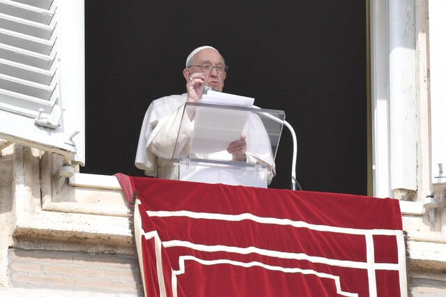 Presidente Gustavo Petro se reunirá con el papa 1 Presidente Gustavo Petro se reunirá con el papa Con un corto mensaje, el presidente, Gustavo Petro, anunció que se reunirá con el Papa Francisco próximamente: “De Davos, Suiza, partimos a reunión con el Papa Francisco. Hablaremos de temas como la paz de Colombia y del mundo”, escribió en su cuenta de X.