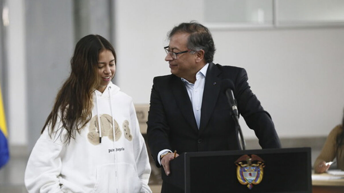 Presidente Petro aseguró que hostigaron a su hija en EE.UU 1 Presidente Petro aseguró que hostigaron a su hija en EE.UU Un nuevo episodio de aparente hostigamiento en contra de la hija menor del presidente Gustavo Petro, se registró hoy en Estados Unidos, cuando ella y su familia caminaba por uno de los parques de La Florida.