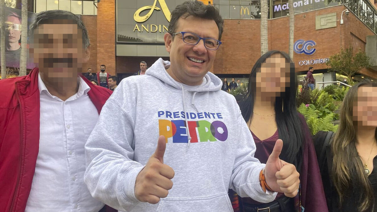 Presuntas víctimas de acoso de Hollman Morris, advierten amenazas y hostigamientos El medio Volcánicas reveló varios testimonios de las presuntas víctimas de acoso laboral y sexual por parte de Hollman Morris, quienes advierten que están siendo amenazadas y hostigadas, tras haber puesto las respectivas denuncias.