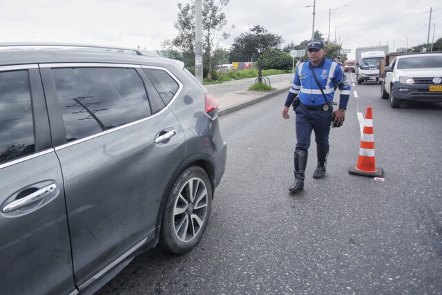 Que el pico y placa no lo coja desprevenido hoy Estas son las restricciones de pico y placa para este jueves 4 de enero del 2024.