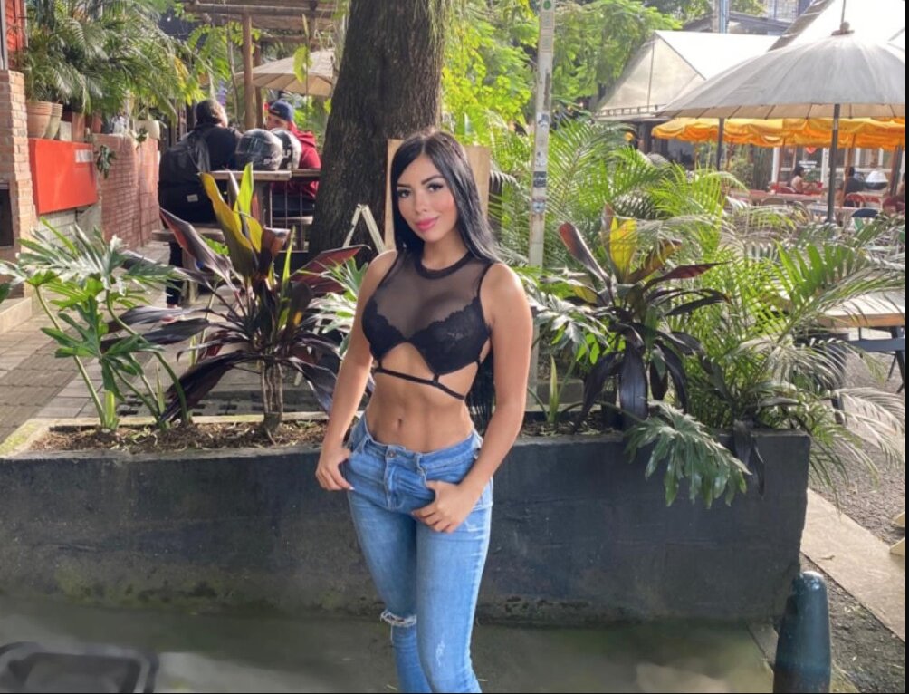Radiografía del crimen de Valentina Trespalacios 1 Radiografía del crimen de Valentina Trespalacios A dos días de cumplirse un año del aberrante feminicidio de la bella DJ Valentina Trespalacios, su mamá, hermano y demás allegados preparan un homenaje para la joven, quien fue asesinada por su pareja sentimental el 22 de enero de 2023 dentro de un apartamento en el norte de Bogotá.