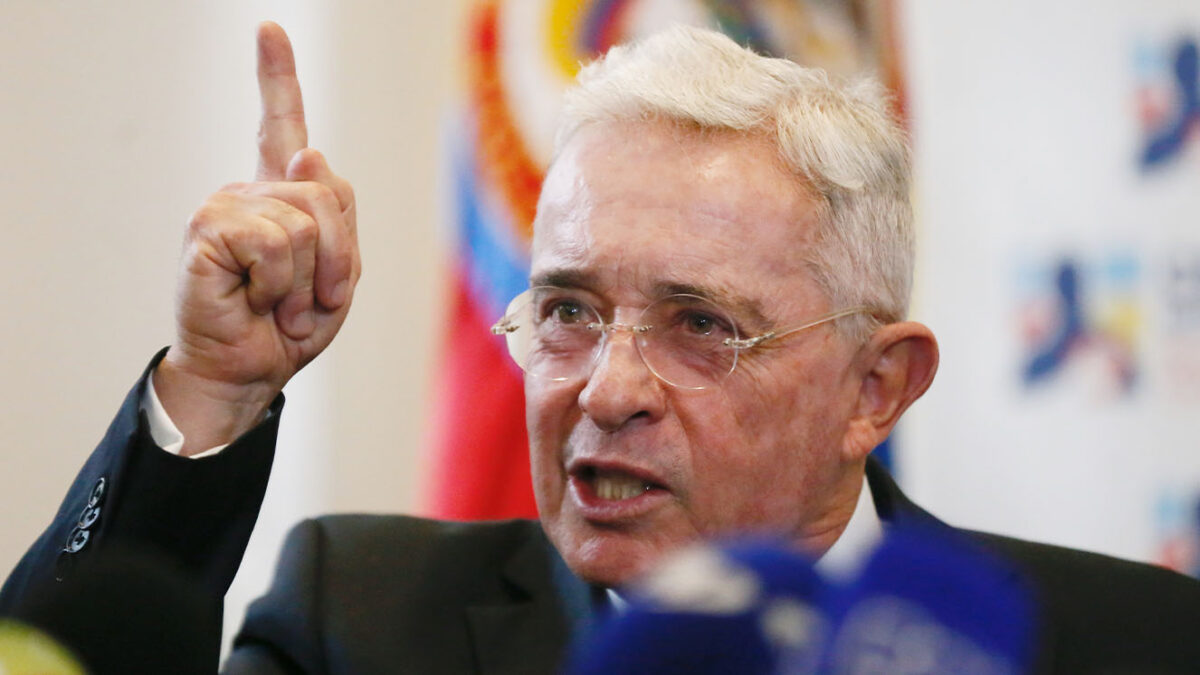Renunció el fiscal que iba a continuar con el caso del expresidente Uribe El proceso contra el expresidente Álvaro Uribe Vélez por presunta manipulación de testigos está en vilo. El fiscal encargado de tomar una decisión frente a acusar o precluir decidió apartarse de su cargo.