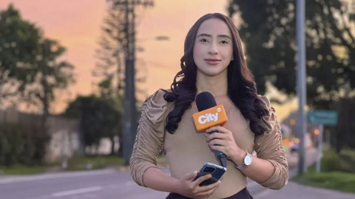 Retiran de su cargo como jefe de prensa de la Mebog al coronel Alejandro Díaz por indiferencia en caso de periodista Este viernes se conoció que retiraron de su cargo al jefe de prensa de la Policía Metropolitana de Bogotá por la respuesta que le dio a la periodista Angie Tellez cuando denunció a un sujeto que la acosa sexualmente.