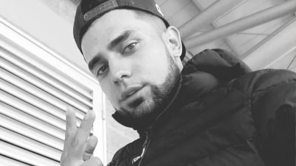 Omar fue asesinado a puñal en el Restrepo Luego de salir de un bar en el que estaba departiendo junto a sus acompañantes, Omar fue sorprendido por un sujeto que sin mediar palabra lo apuñaló y acabó con su vida. Q'HUBO conoció los detalles de la historia.