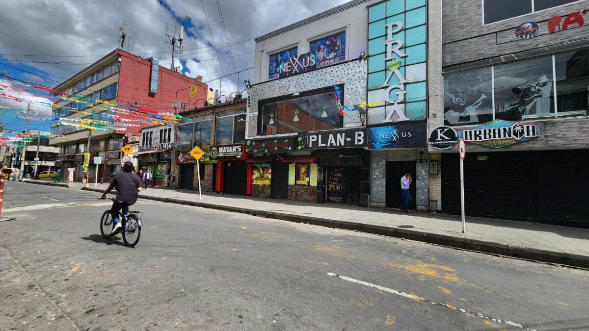 Omar fue asesinado a puñal en el Restrepo 1 Omar fue asesinado a puñal en el Restrepo Luego de salir de un bar en el que estaba departiendo junto a sus acompañantes, Omar fue sorprendido por un sujeto que sin mediar palabra lo apuñaló y acabó con su vida. Q'HUBO conoció los detalles de la historia.