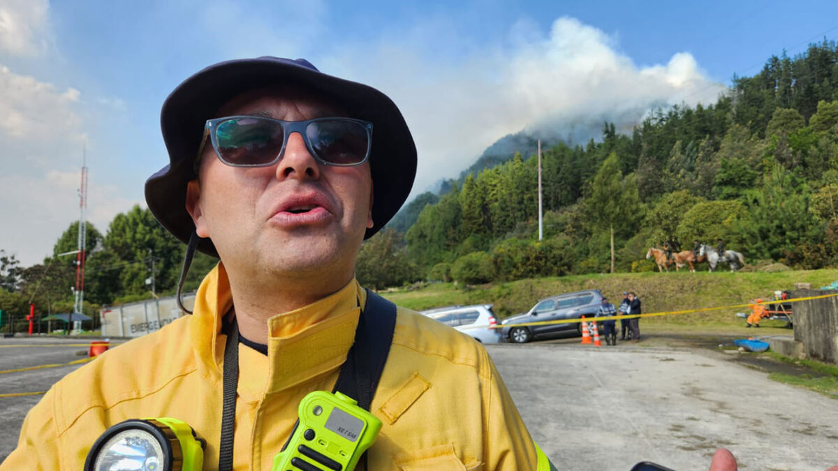 Ser bombero es una valiente labor Impactantes fotos y vídeos circulan en redes sociales mostrando la triste realidad que vive el país al estar rebosado por incendios en diversas zonas.