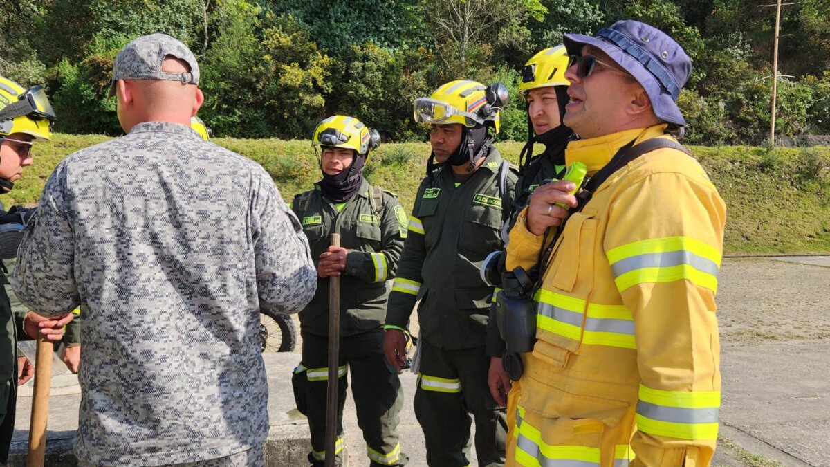 Ser bombero es una valiente labor Impactantes fotos y vídeos circulan en redes sociales mostrando la triste realidad que vive el país al estar rebosado por incendios en diversas zonas.