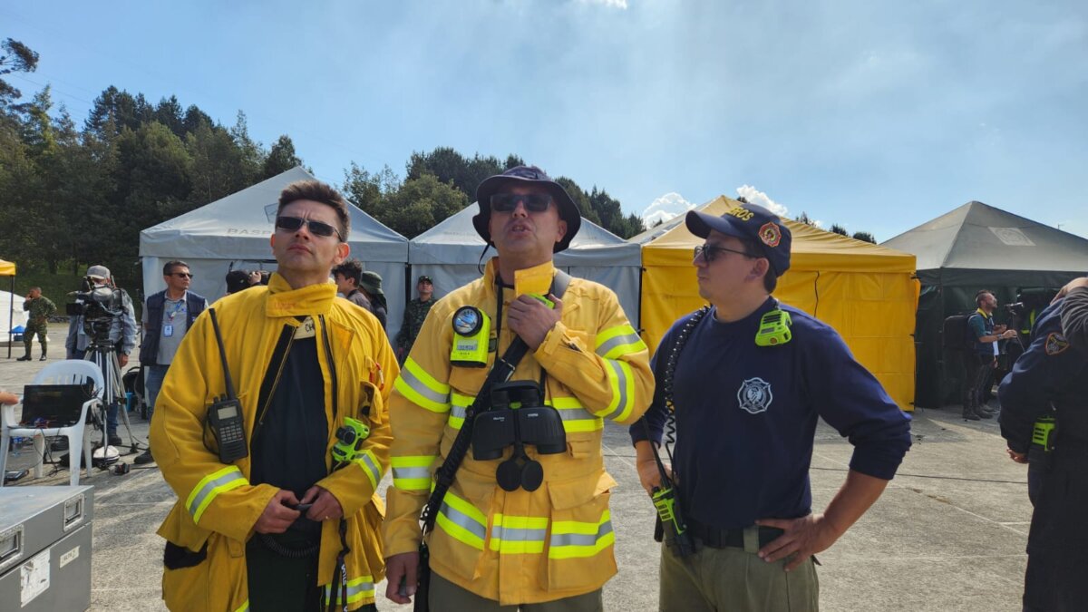 Ser bombero es una valiente labor Impactantes fotos y vídeos circulan en redes sociales mostrando la triste realidad que vive el país al estar rebosado por incendios en diversas zonas.