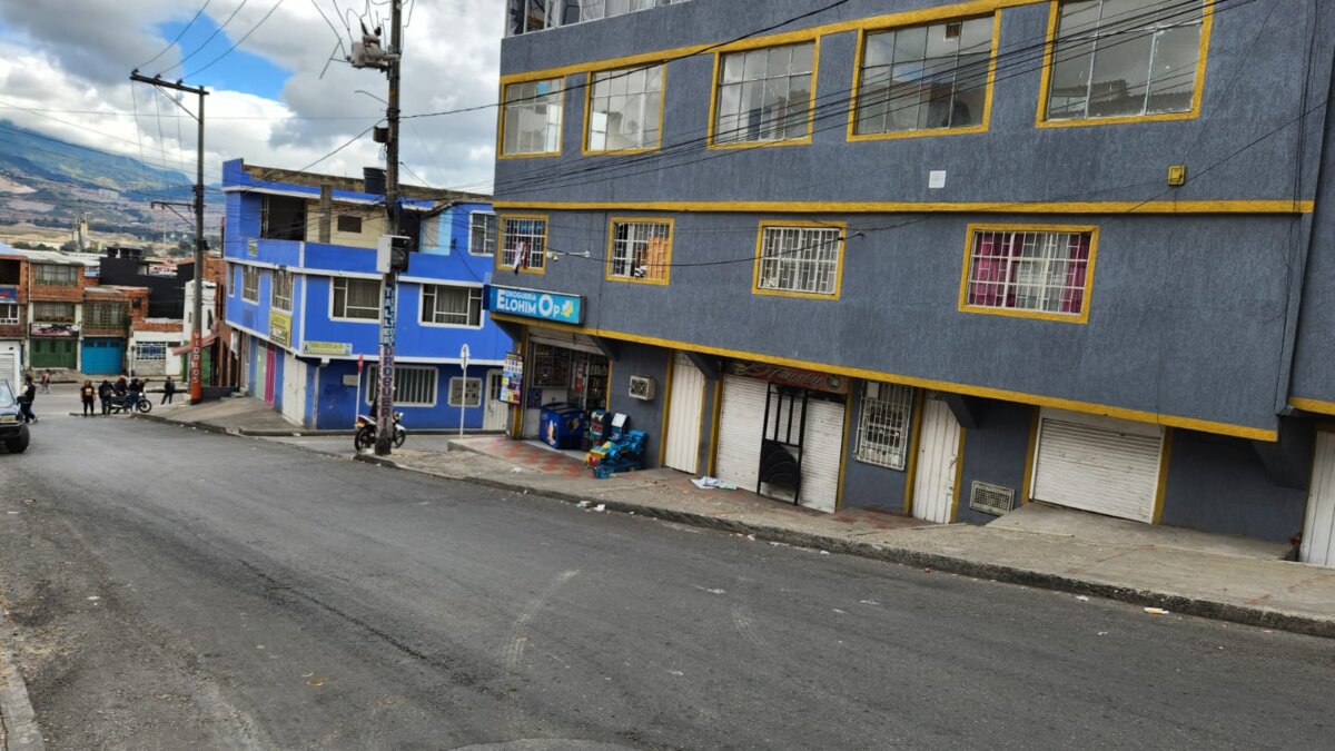 Sicarios le dispararon a Jimmy en Ciudad Bolívar 1 Sicarios le dispararon a Jimmy en Ciudad Bolívar La localidad de Ciudad Bolívar no deja de ser blanco para los delincuentes, pues en esta ocasión la víctima de unos sicarios fue un joven de 25 años. Le contamos los de detalles de este crimen.