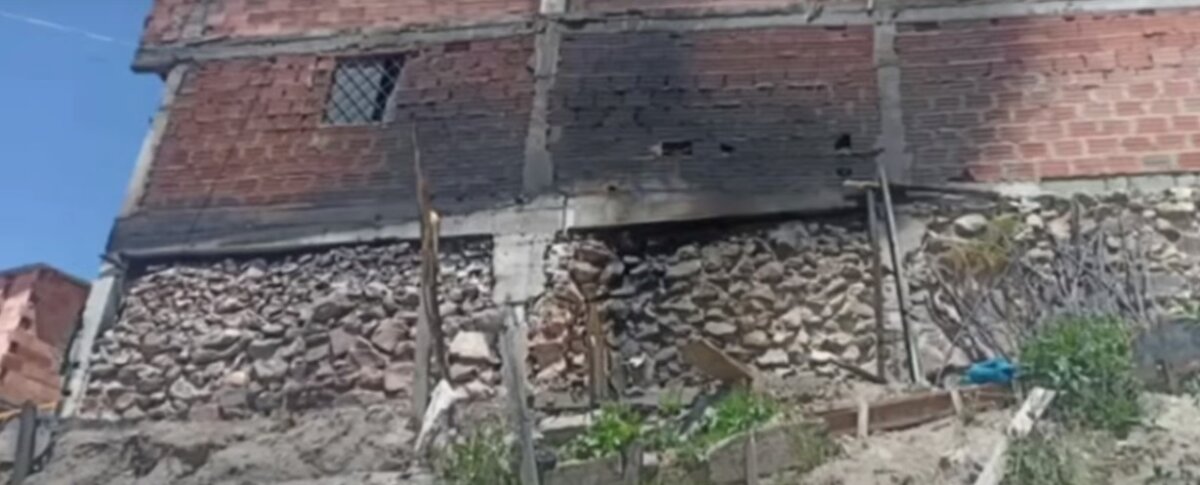 Sujeto fue capturado por intentar asesinar a su exesposa e hijos en Ciudad Bolívar 1 Sujeto fue capturado por intentar asesinar a su exesposa e hijos en Ciudad Bolívar Un hombre que habría intentado incendiar la vivienda en la que estaba su exesposa e hijos, fue capturado en el barrio Santo Domingo.