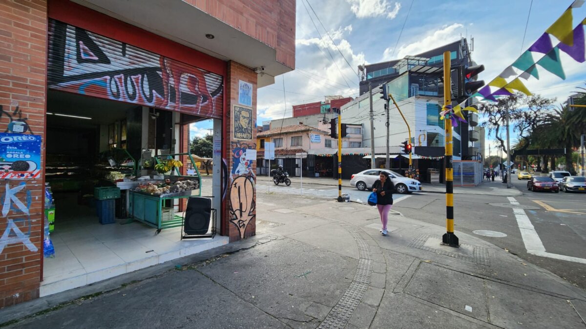 Pánico por ataque a bala en fruver de Chapinero 1 Pánico por ataque a bala en fruver de Chapinero Delincuentes en moto llegaron hasta un fruver de Chapinero y dispararon contra una mujer que se encontraba atendiendo el local comercial.