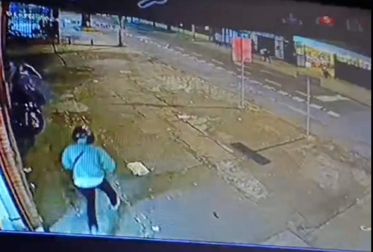Pánico por ataque a bala en fruver de Chapinero 3 Pánico por ataque a bala en fruver de Chapinero Delincuentes en moto llegaron hasta un fruver de Chapinero y dispararon contra una mujer que se encontraba atendiendo el local comercial.
