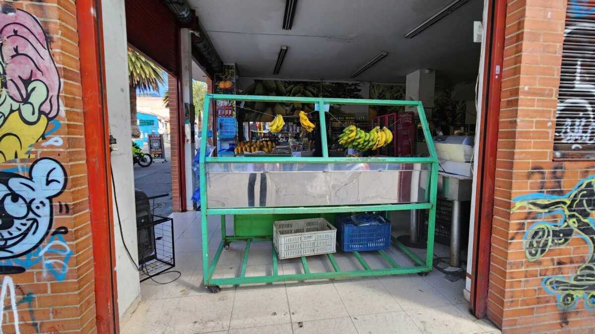 Pánico por ataque a bala en fruver de Chapinero 2 Pánico por ataque a bala en fruver de Chapinero Delincuentes en moto llegaron hasta un fruver de Chapinero y dispararon contra una mujer que se encontraba atendiendo el local comercial.