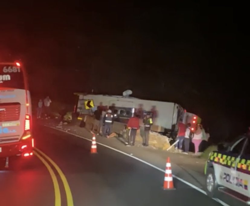 Trágicos accidentes colapsan hospitales en Antioquia: hay 6 fallecidos y 49 heridos 2 Trágicos accidentes colapsan hospitales en Antioquia: hay 6 fallecidos y 49 heridos Al menos seis personas muertas, incluidos tres menores de edad, y 49 heridos dejaron dos accidentes de tránsito ocurridos en Antioquia.