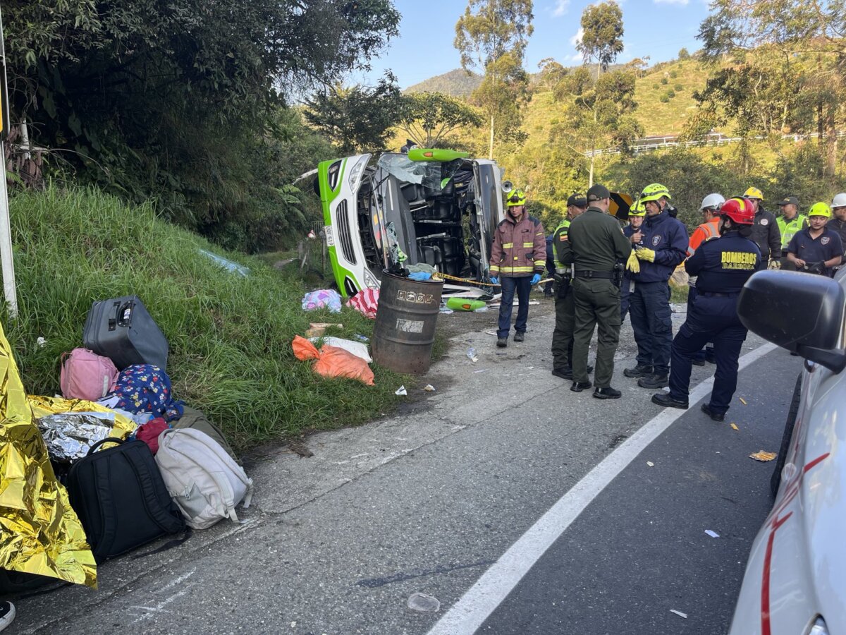 Trágicos accidentes colapsan hospitales en Antioquia: hay 6 fallecidos y 49 heridos 3 Trágicos accidentes colapsan hospitales en Antioquia: hay 6 fallecidos y 49 heridos Al menos seis personas muertas, incluidos tres menores de edad, y 49 heridos dejaron dos accidentes de tránsito ocurridos en Antioquia.