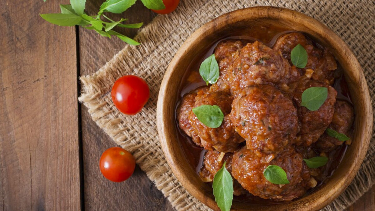 Aprenda a preparar unas albóndigas bien poderosas 1 Aprenda a preparar unas albóndigas bien poderosas De origen árabe, el uso y consumo de las albóndigas se extiende a lo largo y ancho del planeta, aunque en cada país y región se elaboran de forma distinta.