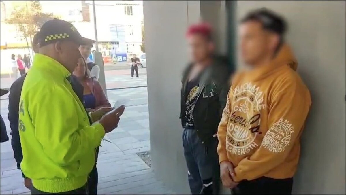 Capturan a sujetos que violaron a dos niños de 12 y 14 años 1 Capturan a sujetos que violaron a dos niños de 12 y 14 años Dos extranjeros fueron capturados en la localidad de Bosa, tras la grave denuncia que pesa en su contra por el presunto abuso sexual que cometieron contra dos menores de 12 y 14 años.