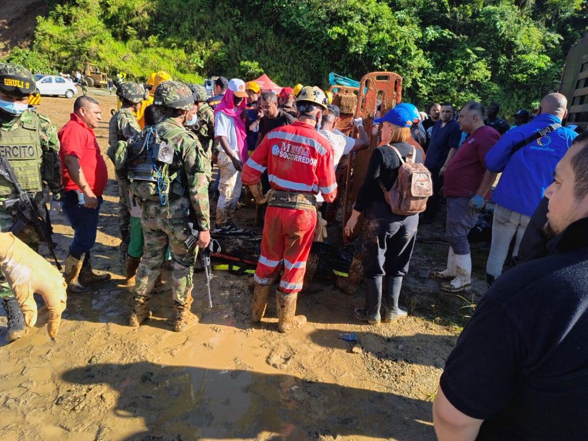 Aumenta a 33 los muertos por derrumbamientos en Chocó 1 Aumenta a 33 los muertos por derrumbamientos en Chocó El más reciente reporte entregado por el alcalde de Carmen de Atrato, en Chocó, Jaime Herrera, indica que hasta el momento van 23 personas fallecidas.