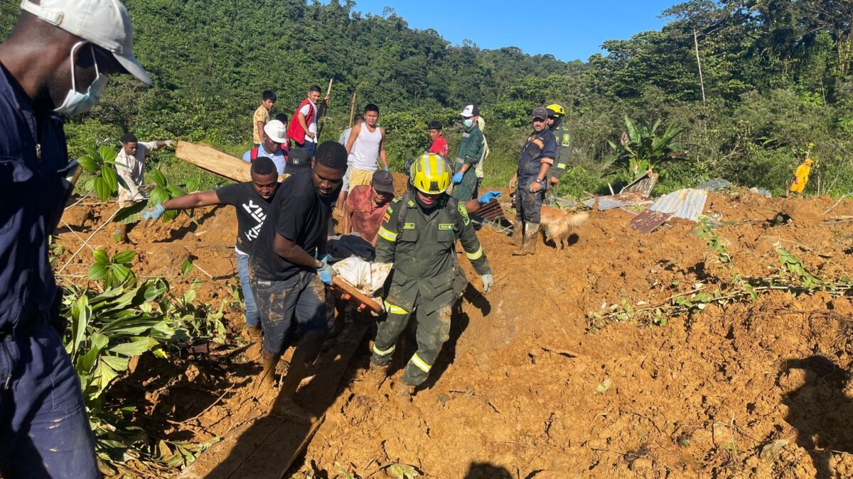 Revelan identidades de las personas fallecidas en la tragedia Quibdó-Medellín Luego de la tragedia que enluta al país ocurrida este viernes, 12 de enero, en el que tres derrumbes provocaron el cierre de la vía entre Quibdó y Medellín, el Puesto de Mando Unificado (PMU) dio a conocer el listado de las primeras 17 víctimas mortales que han sido identificadas.