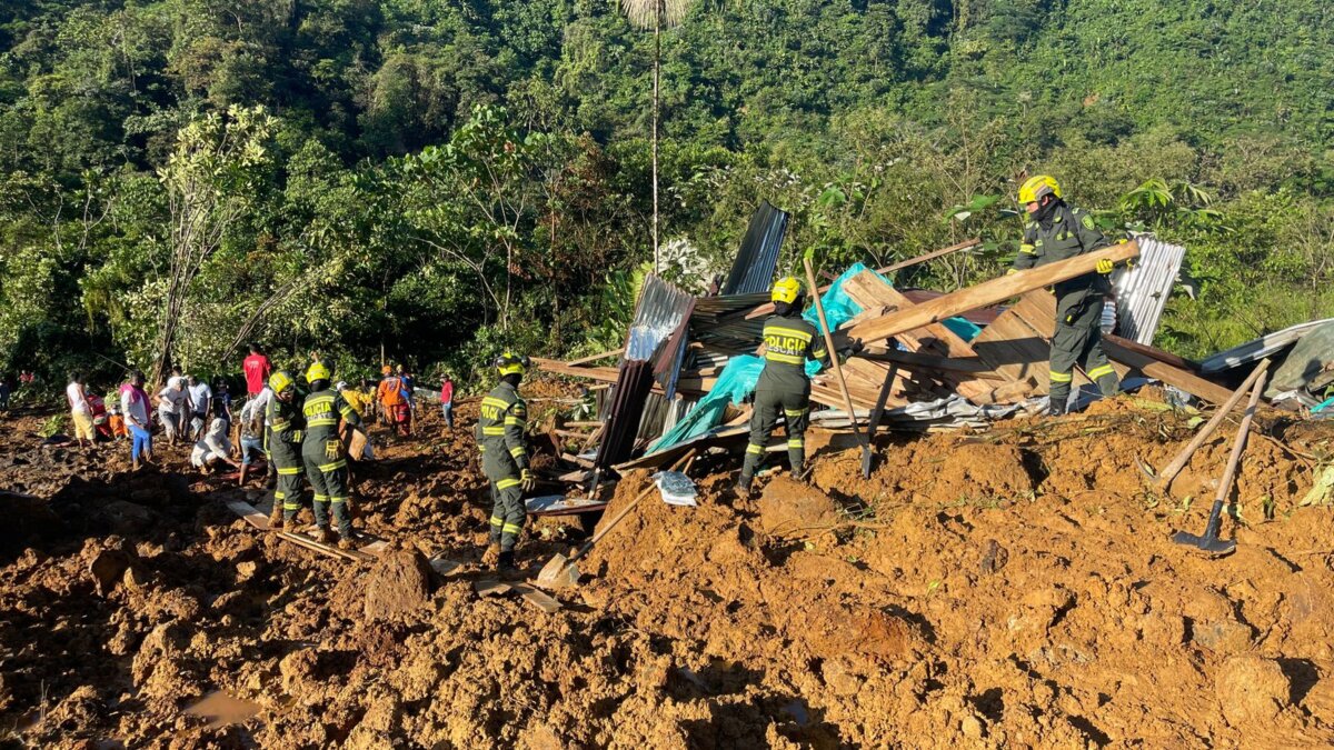 Aumenta a 33 los muertos por derrumbamientos en Chocó 2 Aumenta a 33 los muertos por derrumbamientos en Chocó El más reciente reporte entregado por el alcalde de Carmen de Atrato, en Chocó, Jaime Herrera, indica que hasta el momento van 23 personas fallecidas.