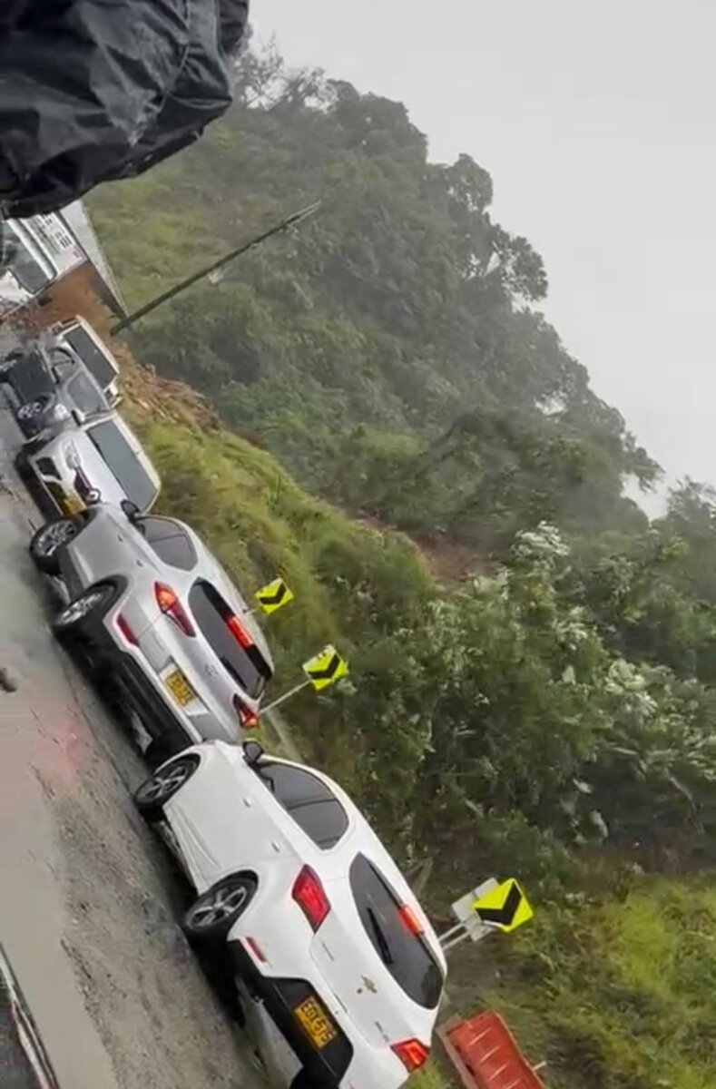 Emergencia en Chocó deja al menos 18 muertos 1 Emergencia en Chocó deja al menos 18 muertos Una grave emergencia se presentó en las últimas horas en la vía Medellín - Quibdó a causa de un derrumbe que sepultó varios carros y personas que se trasladaban por el lugar. Se habla hasta el momento del al menos 18 personas muertas y 35 heridas.