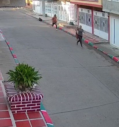 ¡Infame! Estaba capturado, lo dejaron libre y llegó a asesinar a su ex En video quedó registrado como el hombre persigue a la mujer con machete en mano y posteriormente la agrede hasta la muerte.