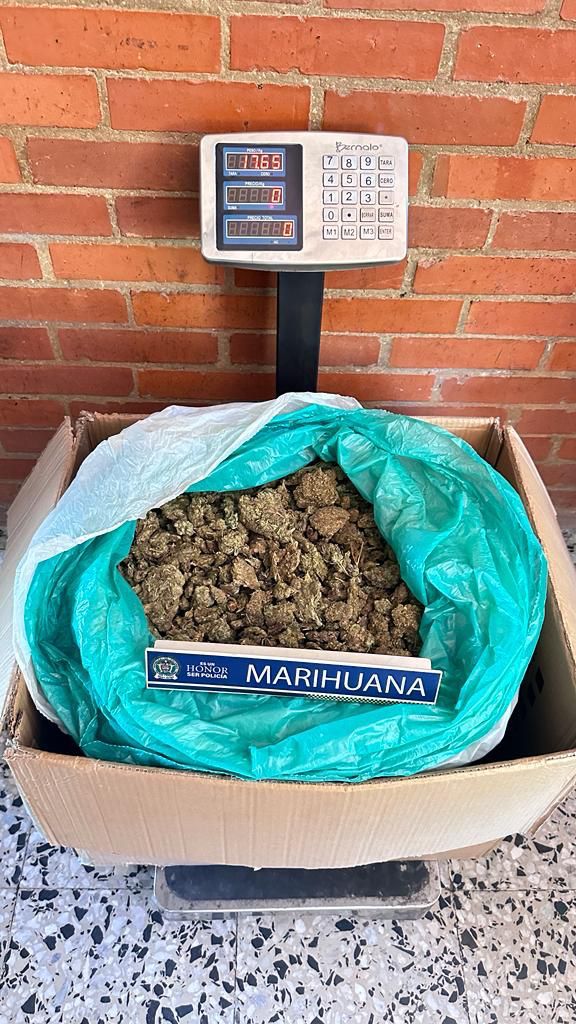 Descubren caja con 20 kilos de droga en el aeropuerto El Dorado 1 Descubren caja con 20 kilos de droga en el aeropuerto El Dorado Una perrita del aeropuerto El Dorado, encontró una caja que contenía droga y que provenía de la ciudad de Cali, con destino a San Andrés.