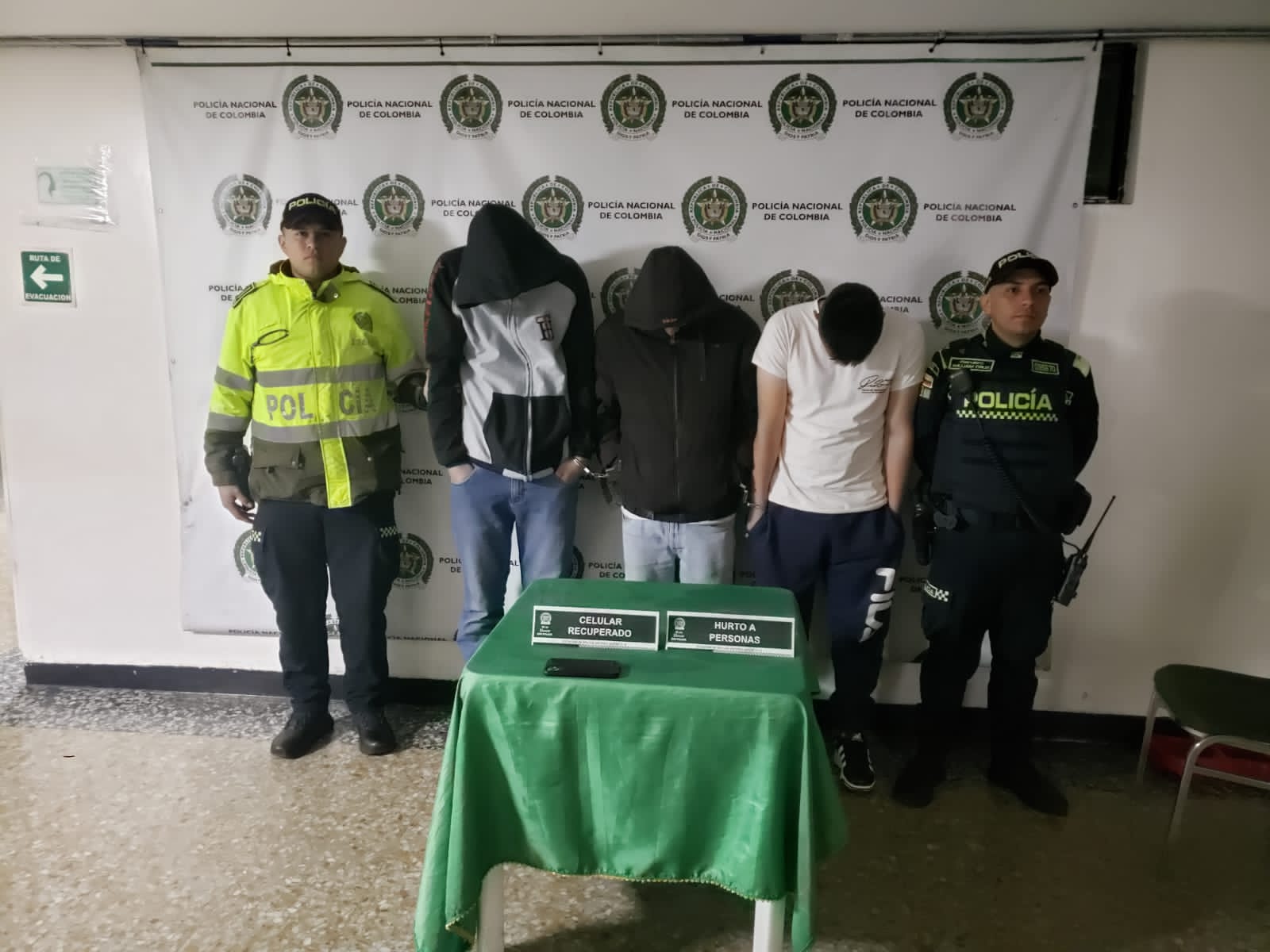 Capturan a pillos que le estaban realizando paseo millonario a una pareja 2 Capturan a pillos que le estaban realizando paseo millonario a una pareja En el marco de la estrategia 'Bogotá Camina Segura', implementada para combatir los delitos de extorsión y hurto, las autoridades lograron la captura en flagrancia de tres delincuentes que perpetraban un paseo millonario a una pareja en la localidad de Antonio Nariño.