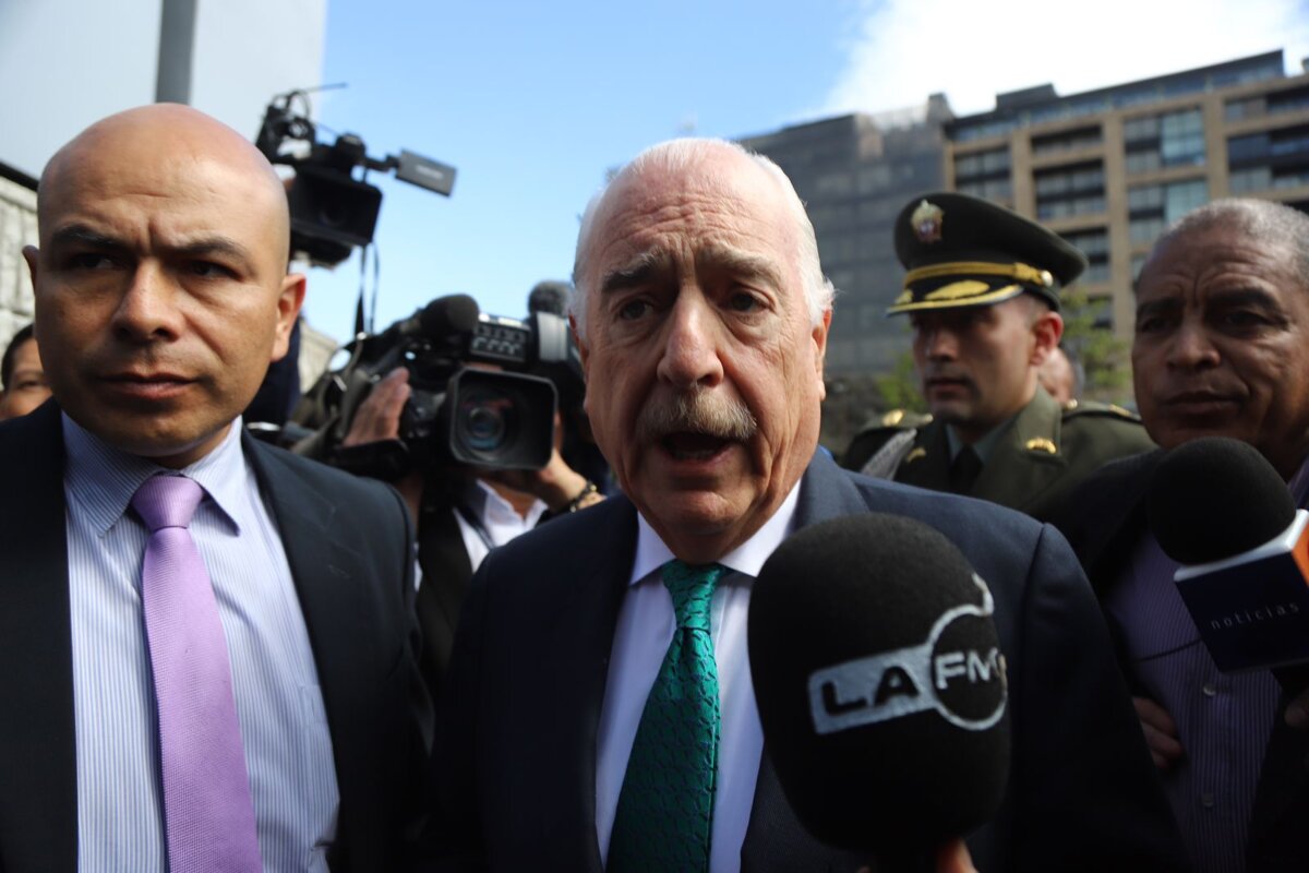 Tras no llegar a un acuerdo en la Fiscalía, Pastrana le propuso a Petro un debate público Luego de casi dos horas en el búnker de la Fiscalía, no se llegó a un acuerdo de conciliación entre el expresidente Andrés Pastrana y el presidente Gustavo Petro por sus señalamientos de presuntos nexos con narcotraficantes.