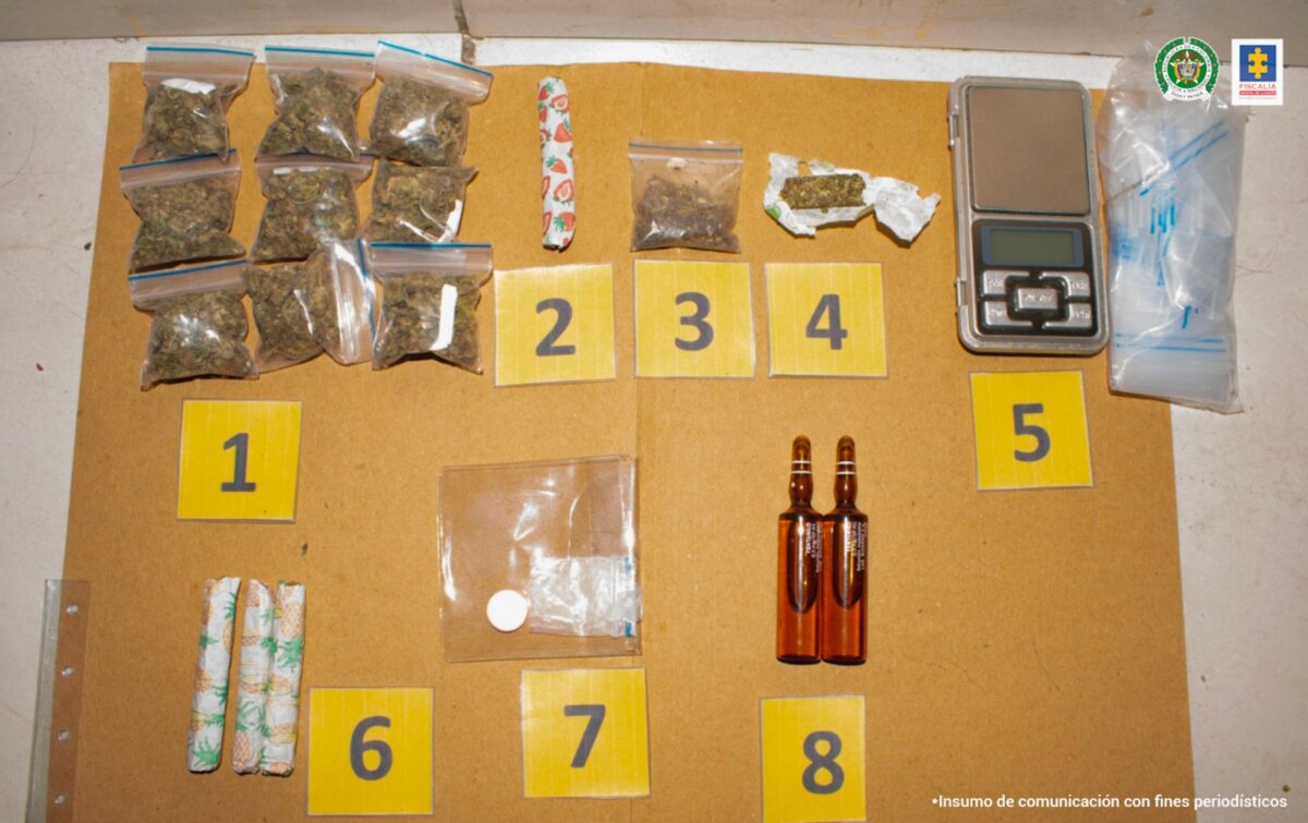 Cayó banda que comercializaba droga y licor adulterado: dos policías harían parte de la organización Capturaron a 15 personas que harían parte de tres redes que estarían comercializando droga y licor adulterado.