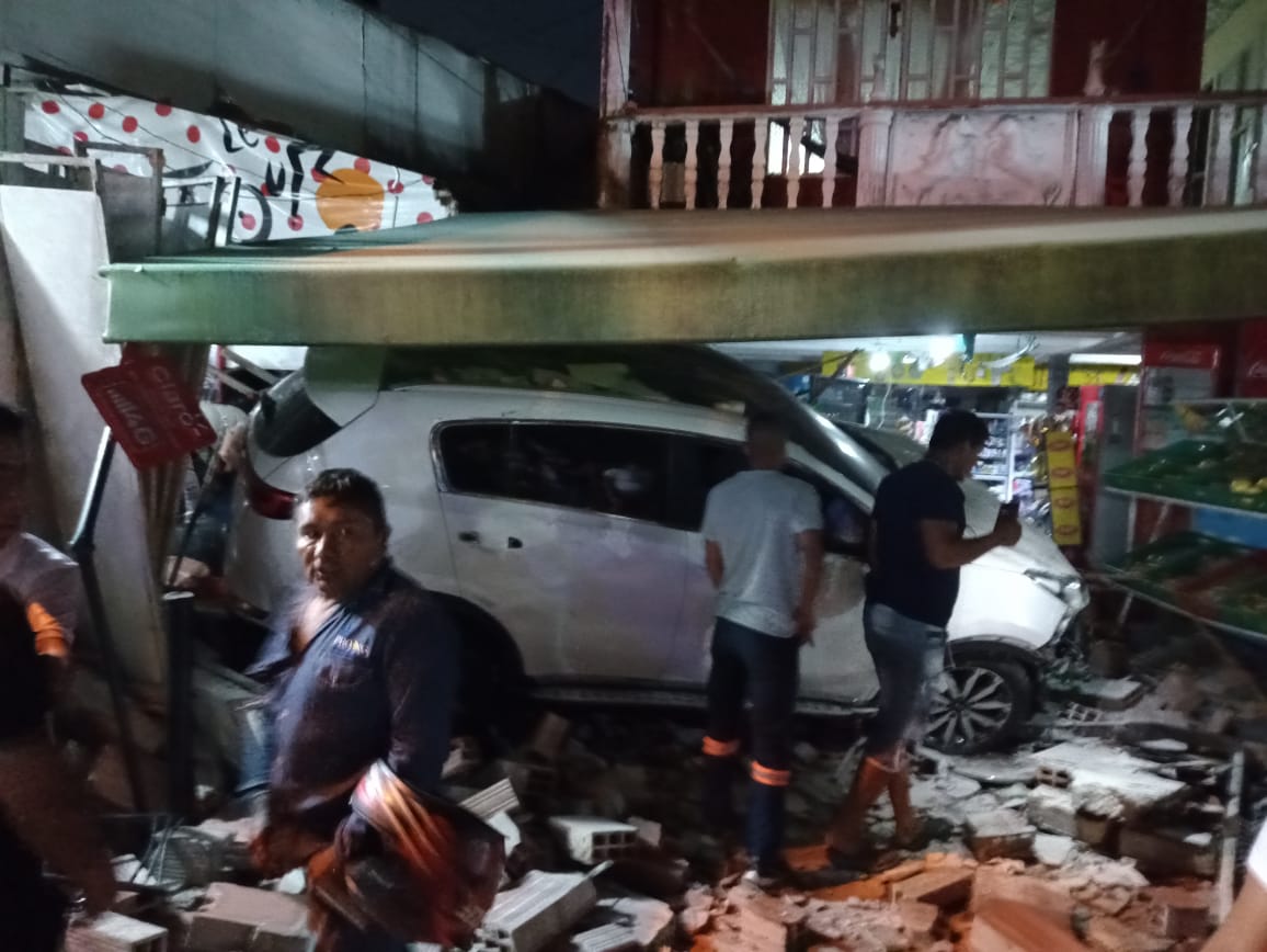 Dos mujeres murieron tras ser arrolladas: conductor sería un policía que iba borracho El conductor que chocó contra una panadería y un supermercado sería un policía activo, quien iba en aparente estado de embriaguez.