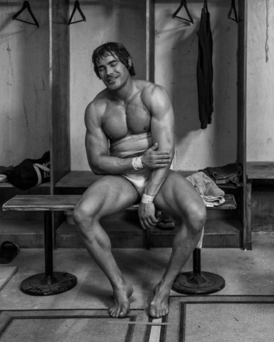Zac Efron causa polémica por exagerado cambio en su cuerpo 1 Zac Efron causa polémica por exagerado cambio en su cuerpo Luego de sus primeras apariciones en el cine, Zac Efron no ha pasado desapercibido y en múltiples ocasiones ha sido víctima de señalamientos por su aspecto físico. Las críticas han llegado por estar muy ejercitado y otras veces por un supuesto descuido.